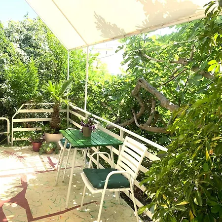 Apartment Garden House Podgora